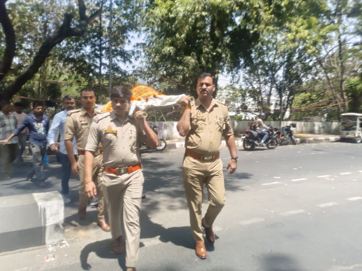 हज़रतगंज पुलिस का मानवीय चेहरा देख हर कोई कर रहा तारीफ 