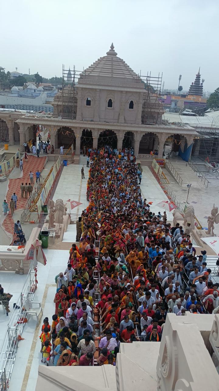 दर्शन पूजन का दौर बुद्ध पूर्णिमा के मौके पर श्रद्धालु सरयू में लगा रहे हैं आस्था की डुबकी